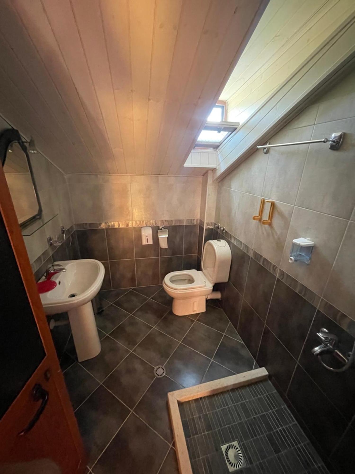 Lura Hotel Fushe-Lure Ngoại thất bức ảnh