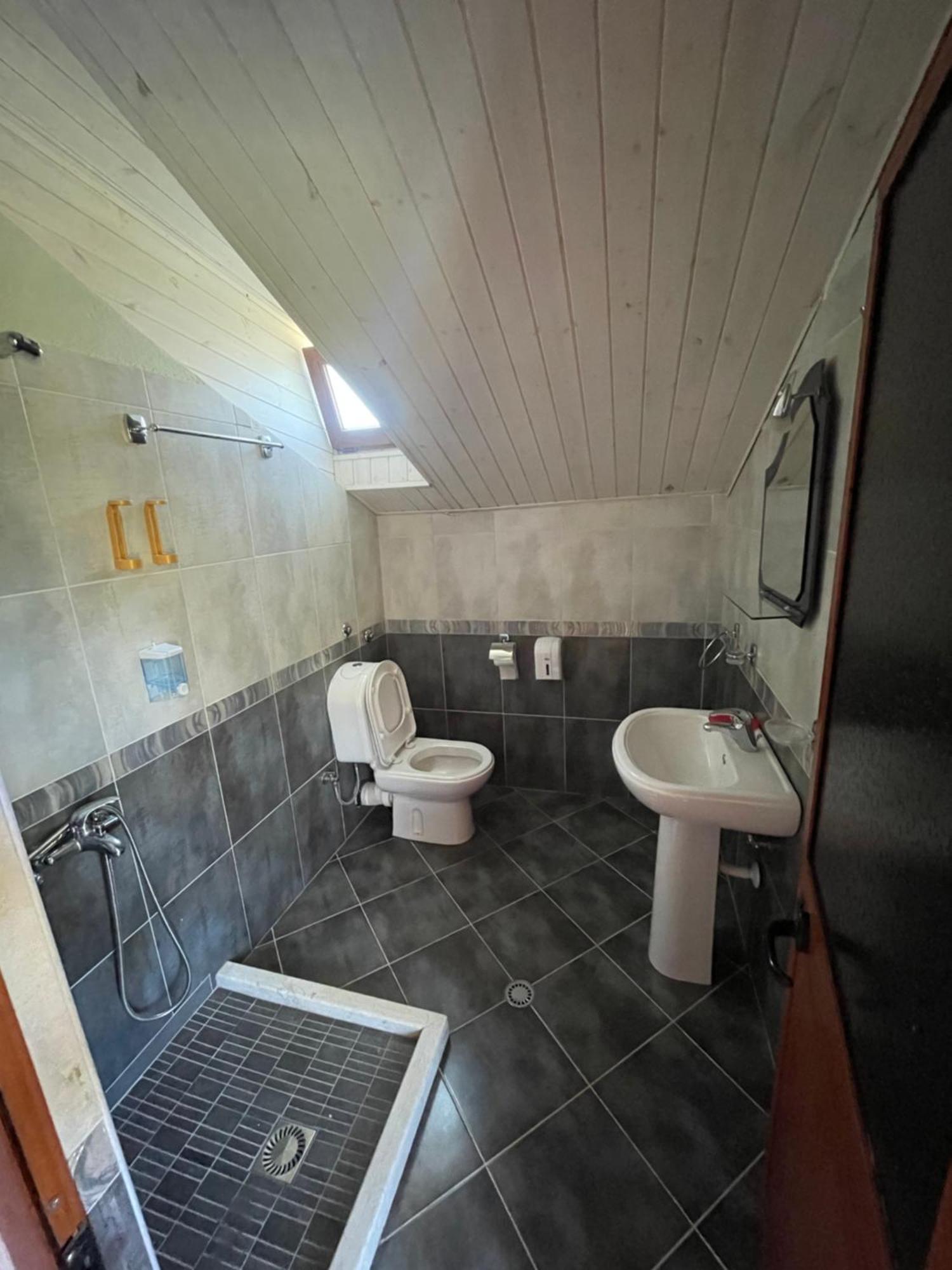 Lura Hotel Fushe-Lure Ngoại thất bức ảnh